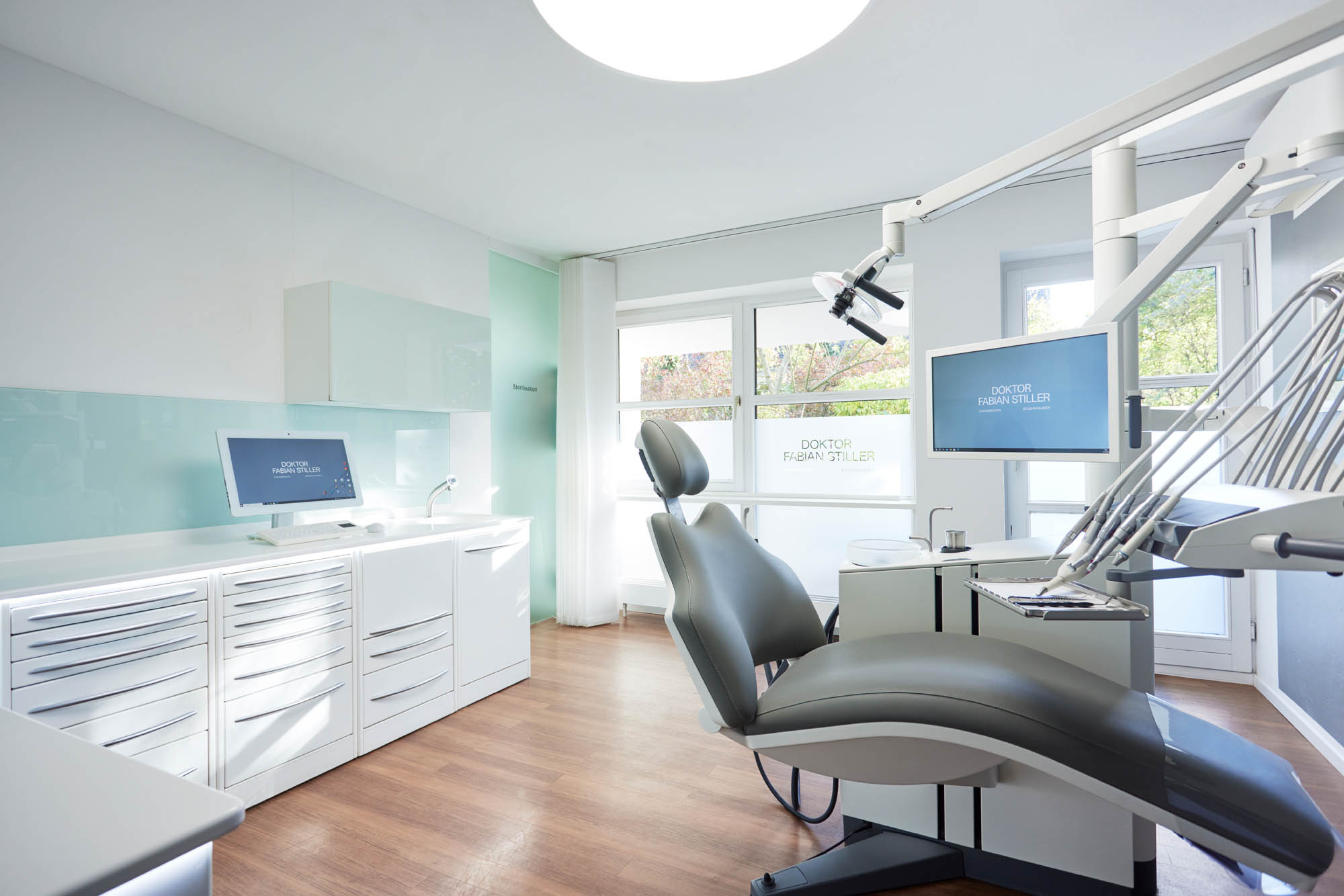 Behandlungszimmer mit Stuhl und Ausstattung